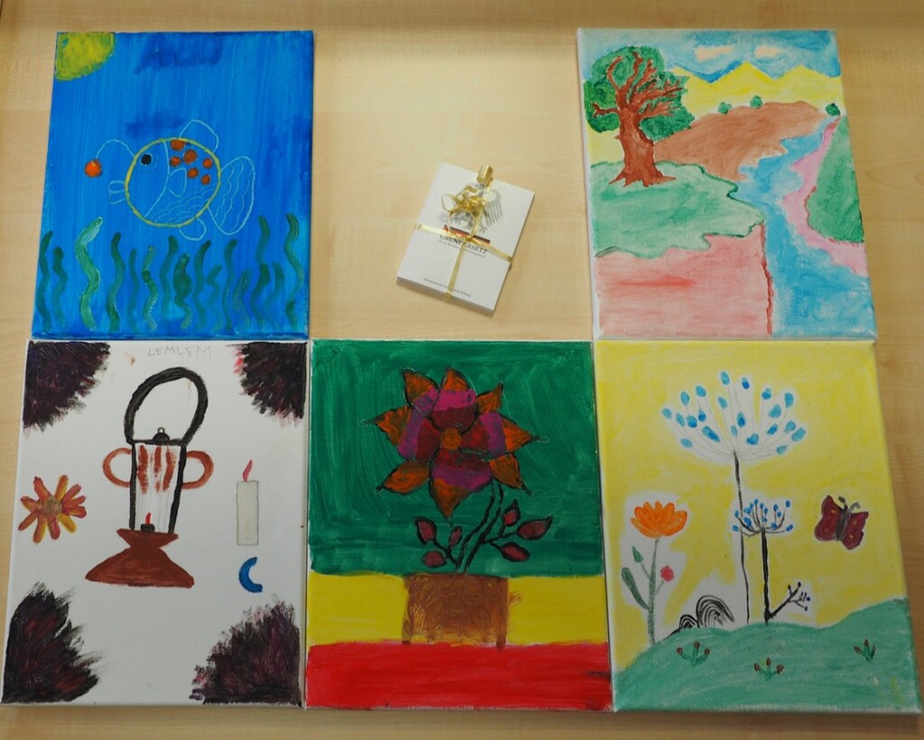 für jede Teilnehmerin ein Grundgesetz als GEschenk.jpg