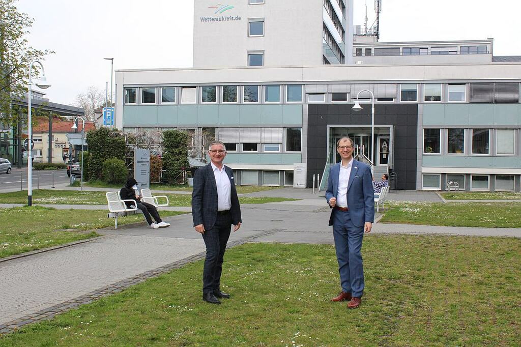 Landrat Jan Weckler mit dem Vorstandvorsitzenden der Sparkasse Oberhessen Frank Dehnke.jpg