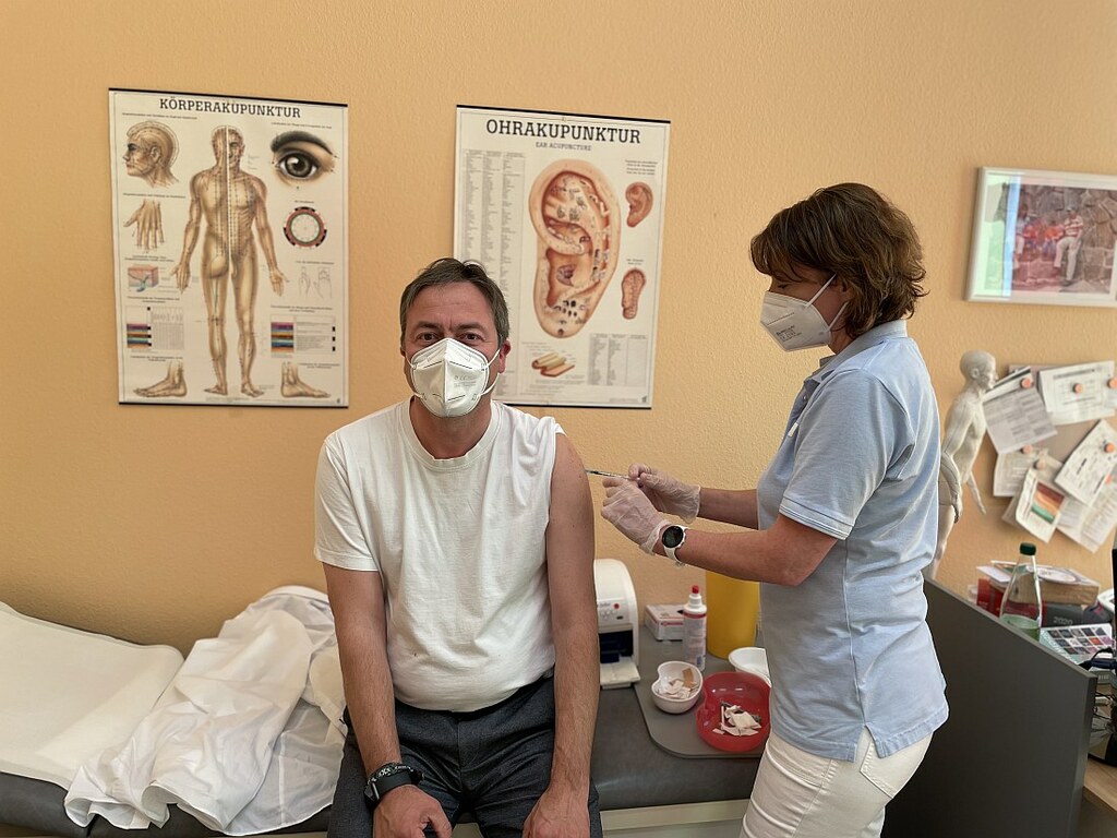 Peter Heidt Impfung durch Frau Dr  Wagner.jpg