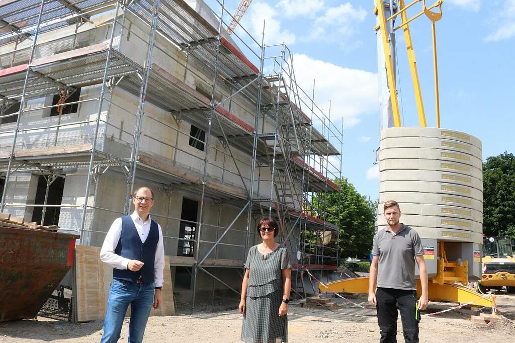 Landrat Jan Weckler Konrektorin Kerstin Bauschke und Schulhausmeister Andreas Rieb-Sautier.jpg