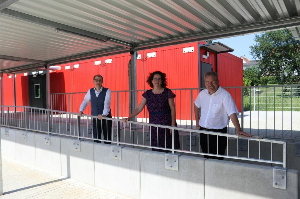 Landrat Jan Weckler Schulleiterin Christina Geißler und Buergermeister Guido Rahn (002).jpg