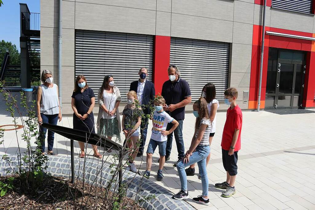 Gruppenbild mit Hinweisschilder Römerlager Wetteratalschule.jpg