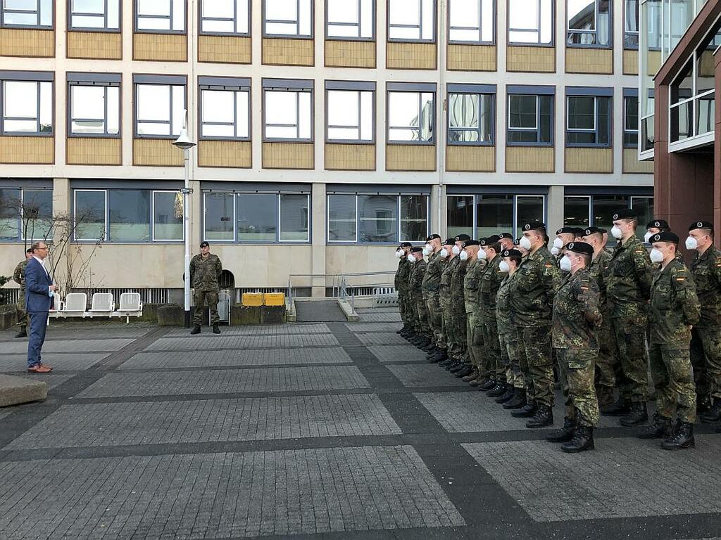 Landrat Weckler bei der Verabschiedung der Soldatinnen und Soldaten.jpg