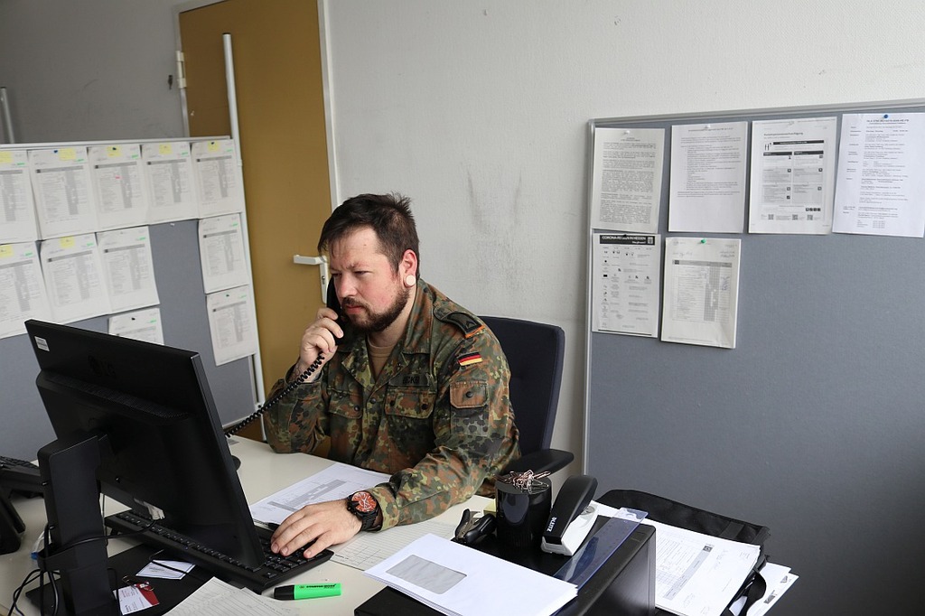 Feldwebel Becker bei der Kontaktnachverfolgung für das Gesundheitsamt des WEtteraukreises.jpg