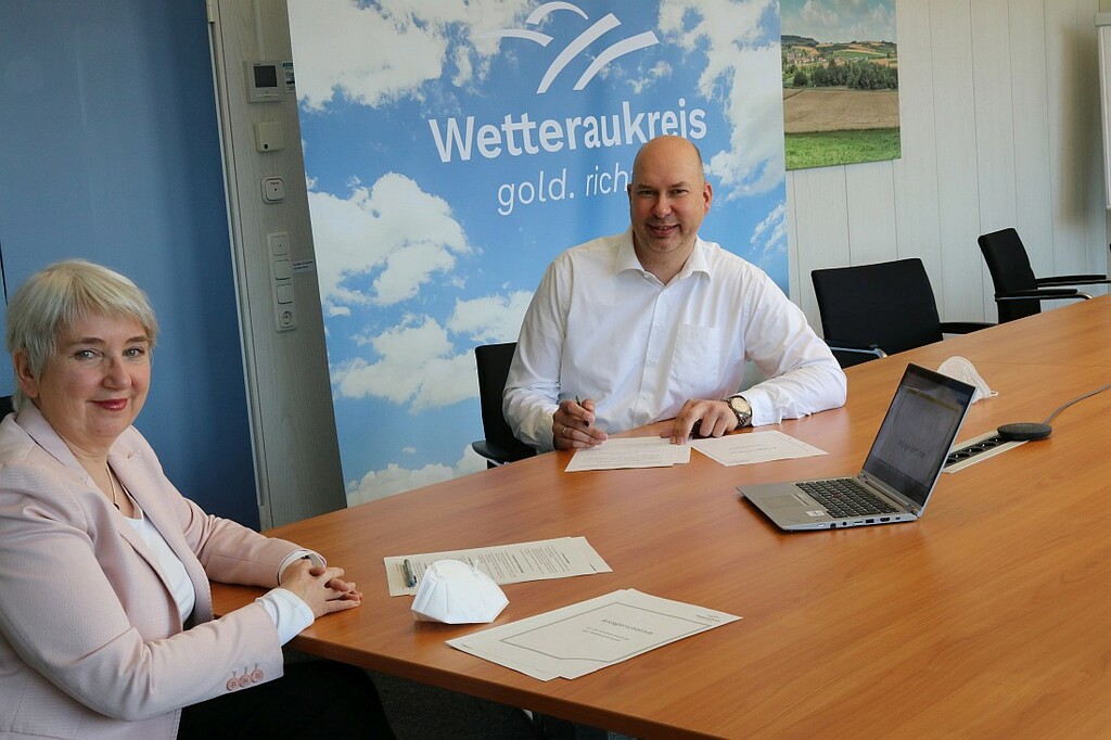 Finanzdezernent Matthias Walther zusammen mit der Leiterin des Fachdienstes Finanzen Inga Wagner.jpg