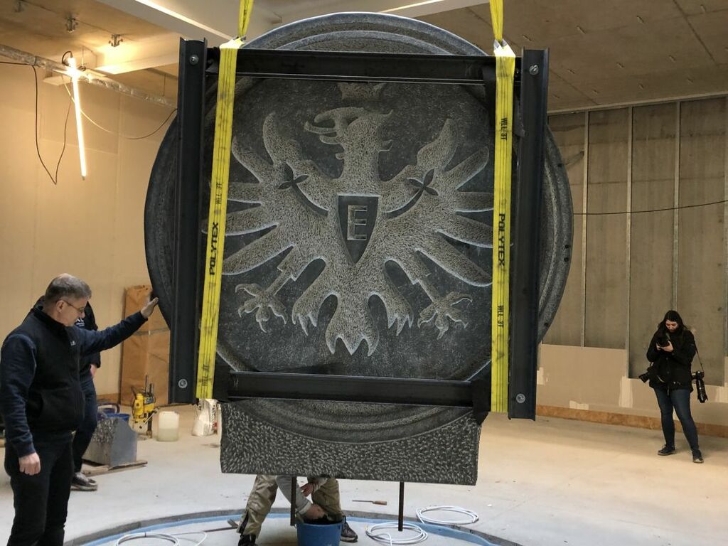 Für Eintracht-Camp: Steinmetz Volker Rode schafft riesigen Stein-Adler