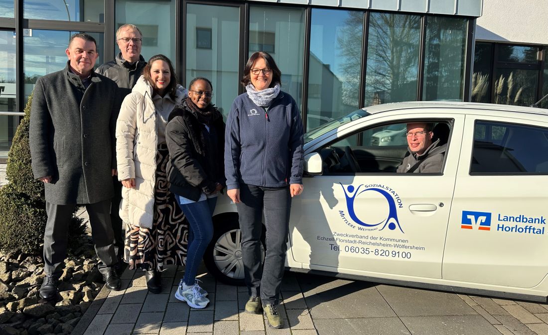 Landbank Horlofftal untersttzt Sozialstation mit neuem Fahrzeug AG
