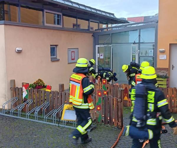 Rosbach/ Rodheim: Hurra, Hurra die (alte) Schule brennt… 